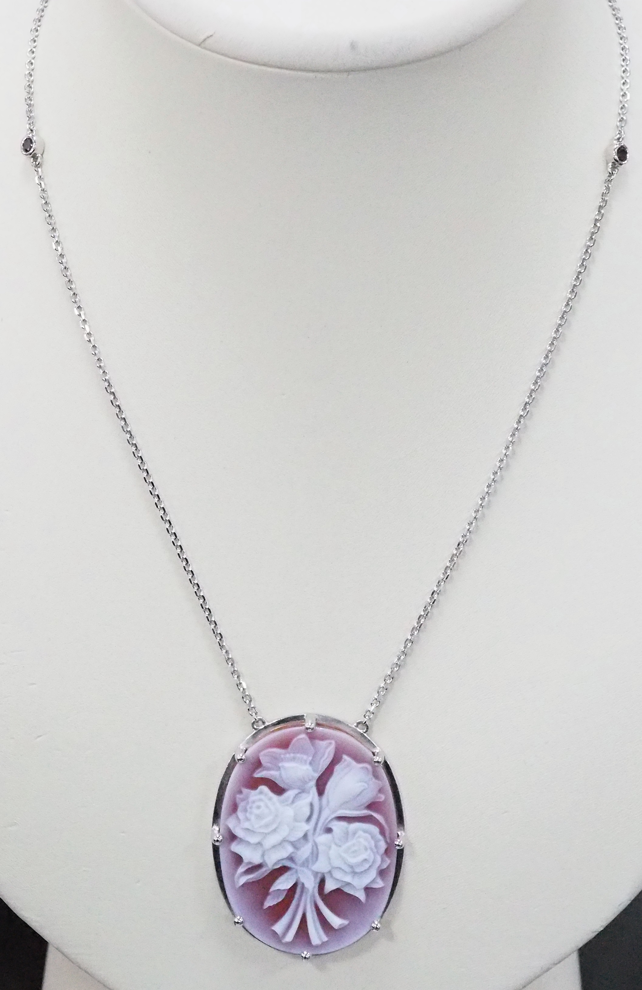 Серебряное колье 925 пробы; плетение Якорное; вставки 8 Гранат 1,21; 1 Агат Камея красн. 33,65
